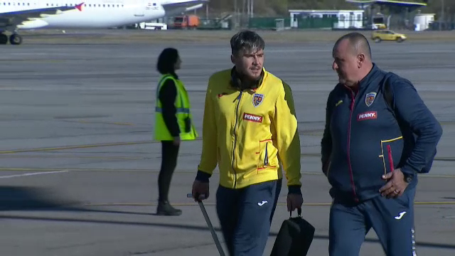 „Tricolorii” au ajuns în țară! Răzvan Burleanu, primul care a coborât din avion_14