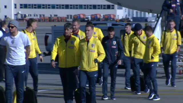 „Tricolorii” au ajuns în țară! Răzvan Burleanu, primul care a coborât din avion_15