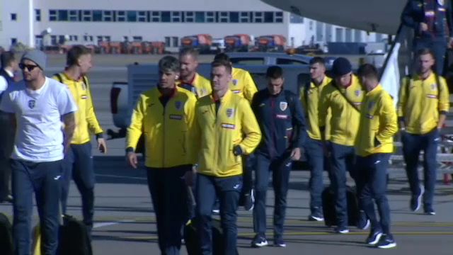 „Tricolorii” au ajuns în țară! Răzvan Burleanu, primul care a coborât din avion_15