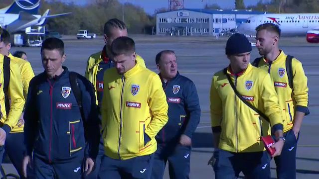 „Tricolorii” au ajuns în țară! Răzvan Burleanu, primul care a coborât din avion_18