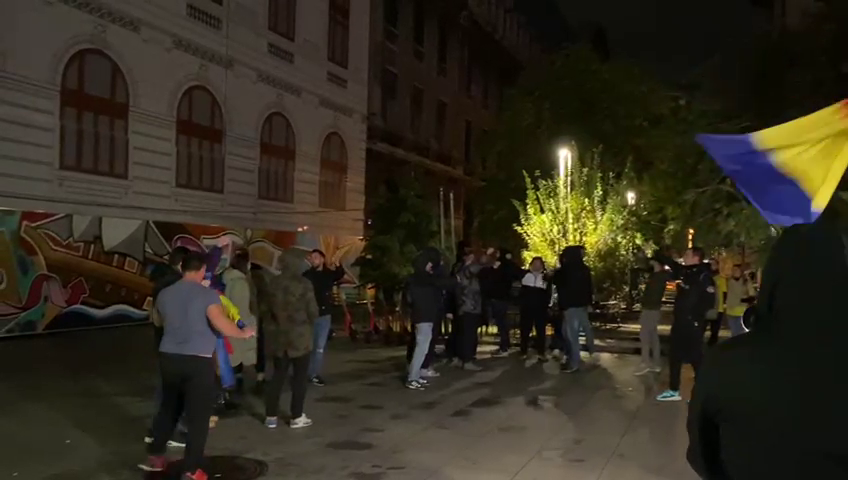 Românii au ieșit în stradă, la patru grade, să se bucure de calificarea naționalei_2