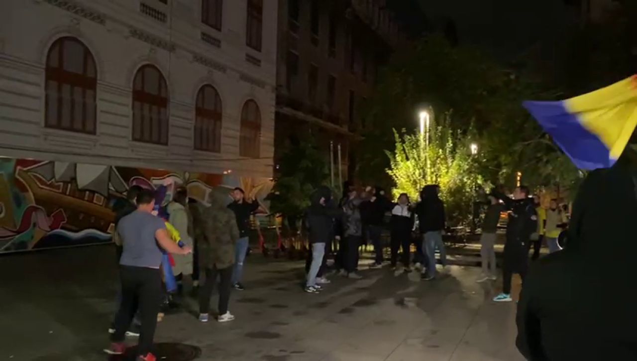 Românii au ieșit în stradă, la patru grade, să se bucure de calificarea naționalei_2
