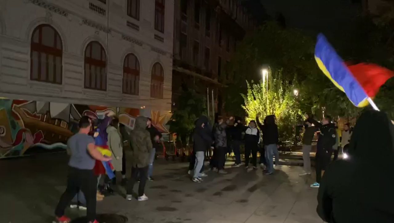 Românii au ieșit în stradă, la patru grade, să se bucure de calificarea naționalei_3