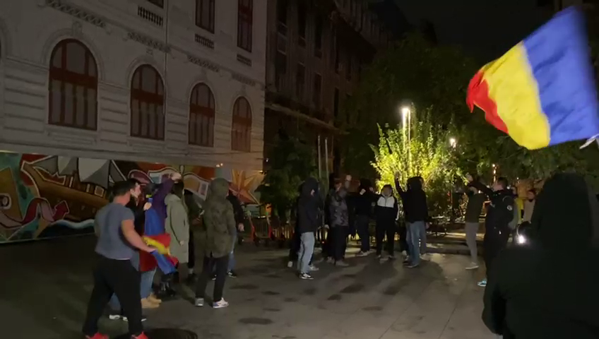 Românii au ieșit în stradă, la patru grade, să se bucure de calificarea naționalei_4
