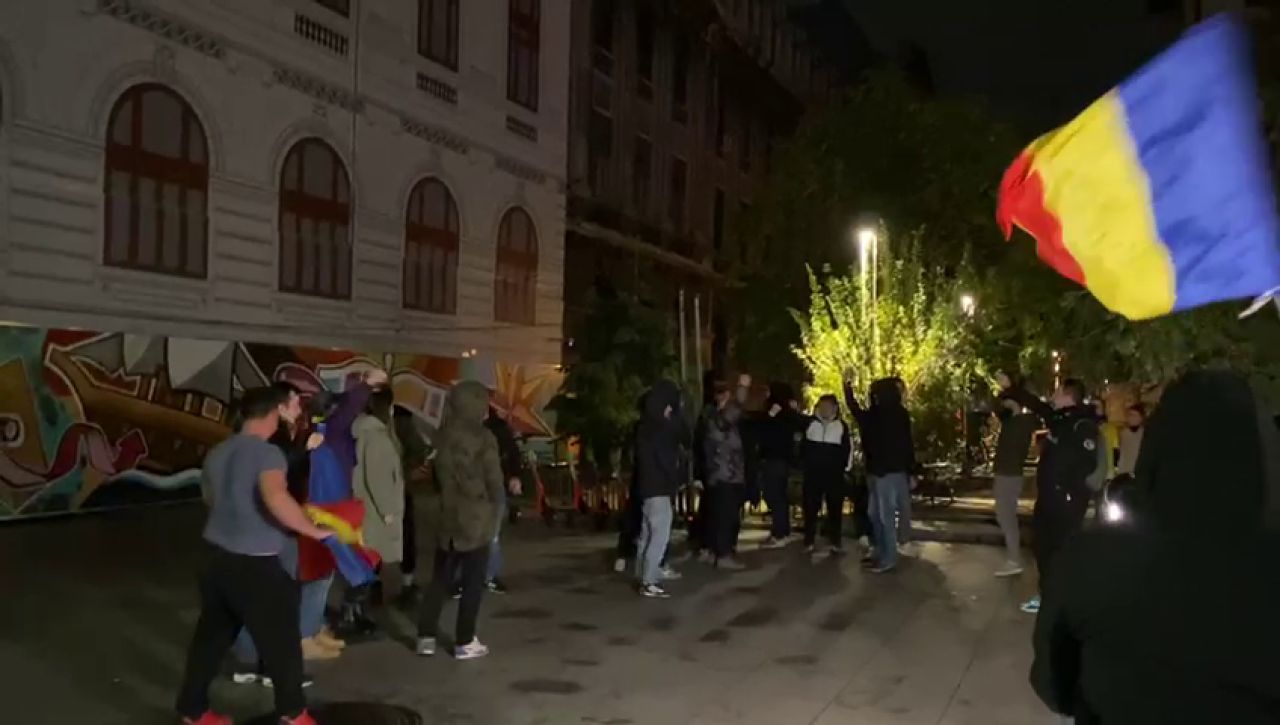 Românii au ieșit în stradă, la patru grade, să se bucure de calificarea naționalei_4