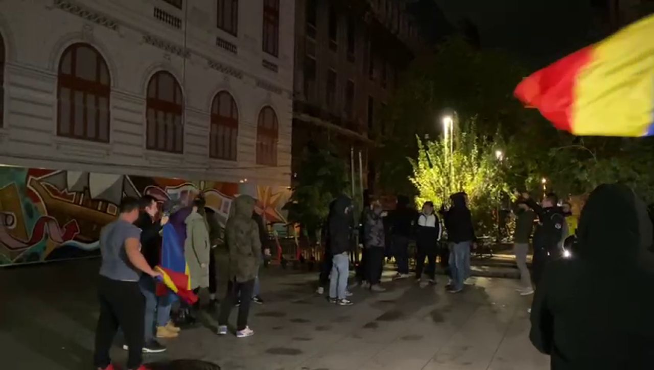 Românii au ieșit în stradă, la patru grade, să se bucure de calificarea naționalei_1