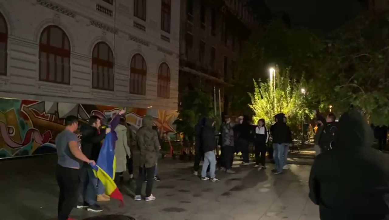 Românii au ieșit în stradă, la patru grade, să se bucure de calificarea naționalei_6