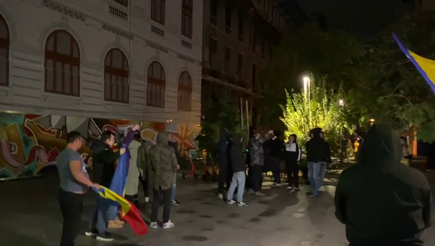 Românii au ieșit în stradă, la patru grade, să se bucure de calificarea naționalei_7