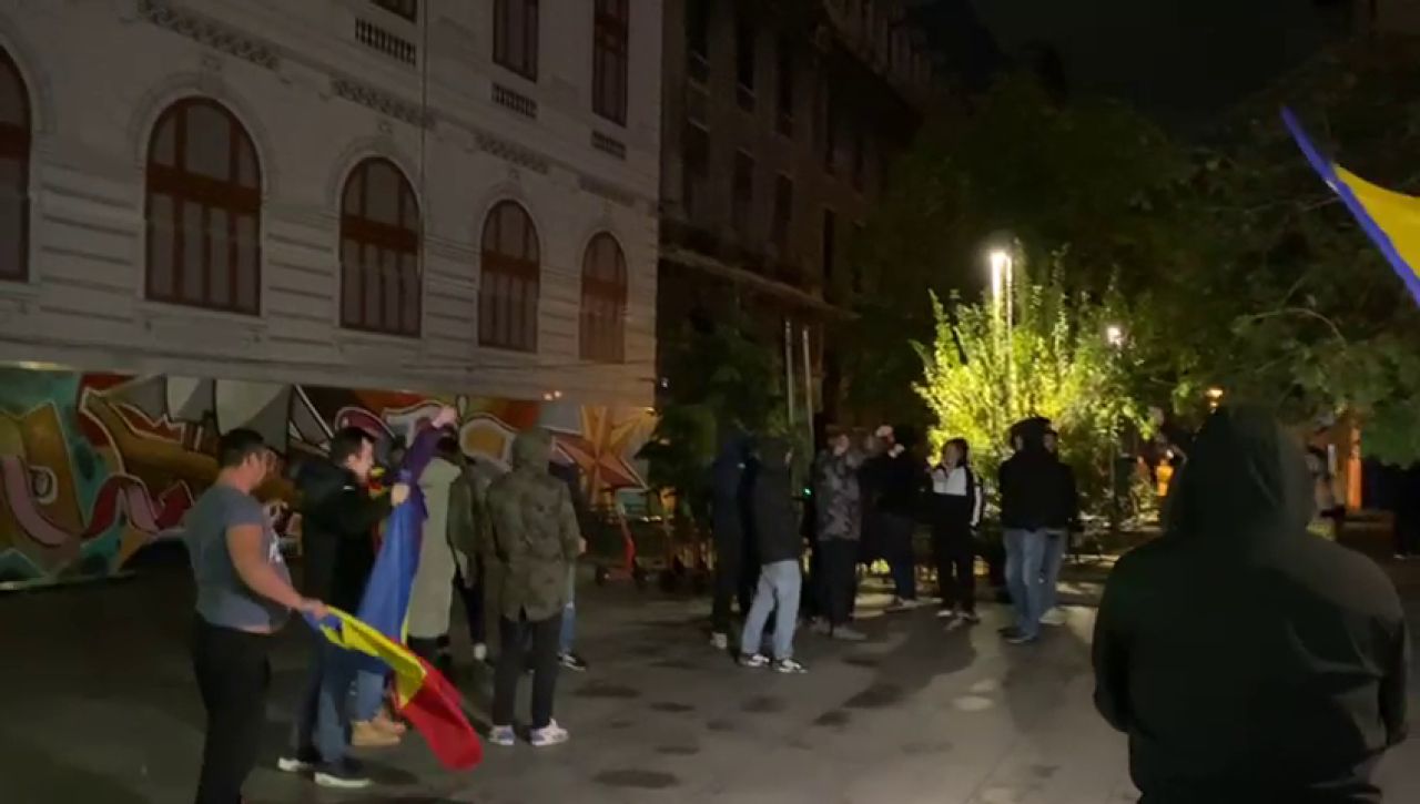 Românii au ieșit în stradă, la patru grade, să se bucure de calificarea naționalei_7