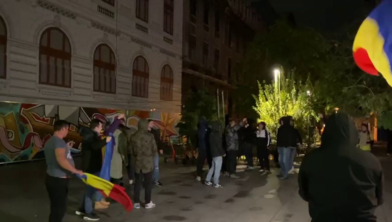 Românii au ieșit în stradă, la patru grade, să se bucure de calificarea naționalei_8
