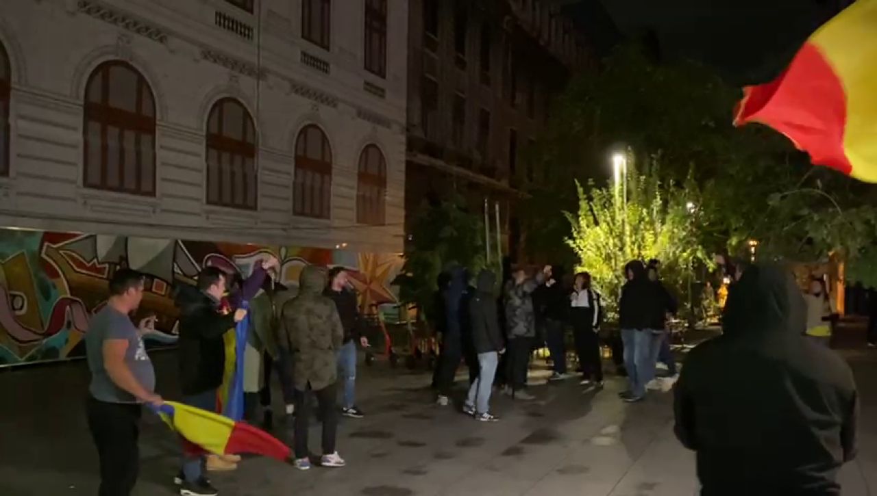 Românii au ieșit în stradă, la patru grade, să se bucure de calificarea naționalei_9