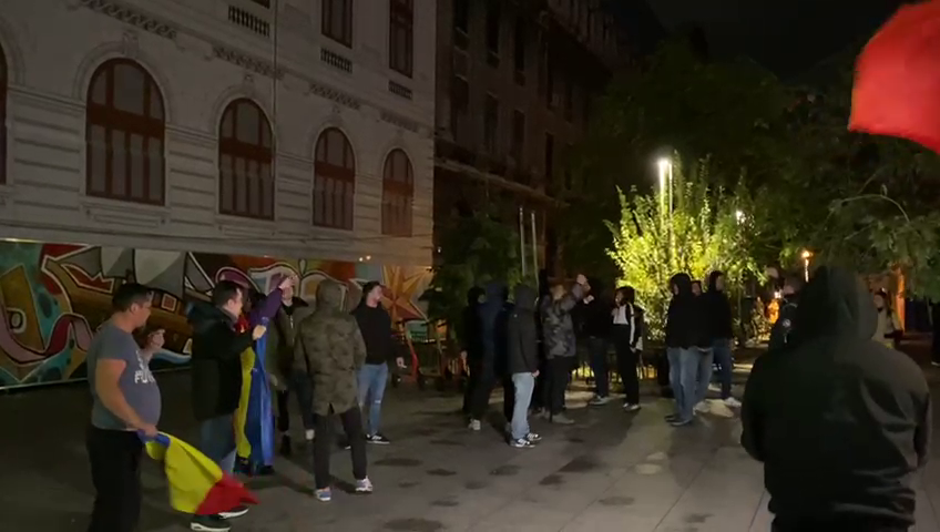 Românii au ieșit în stradă, la patru grade, să se bucure de calificarea naționalei_10