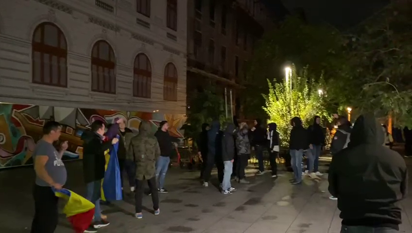 Românii au ieșit în stradă, la patru grade, să se bucure de calificarea naționalei_11