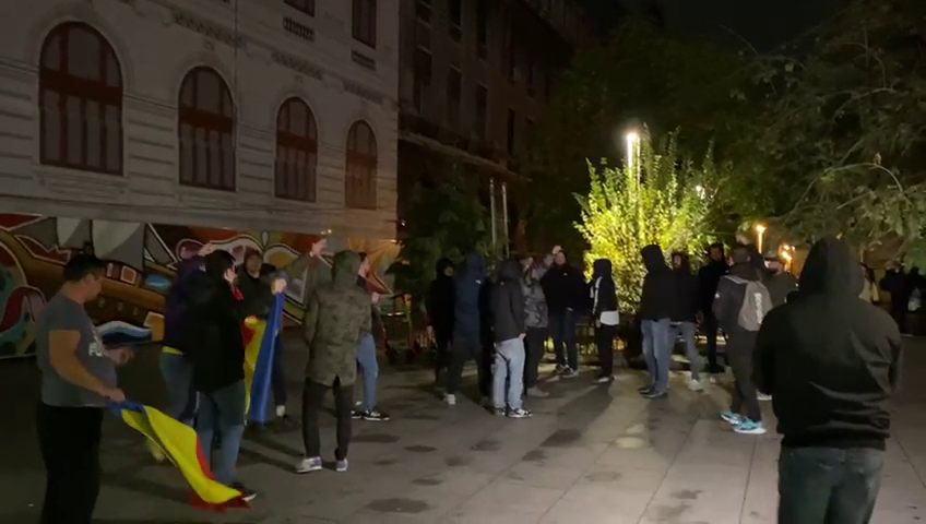 Românii au ieșit în stradă, la patru grade, să se bucure de calificarea naționalei_13