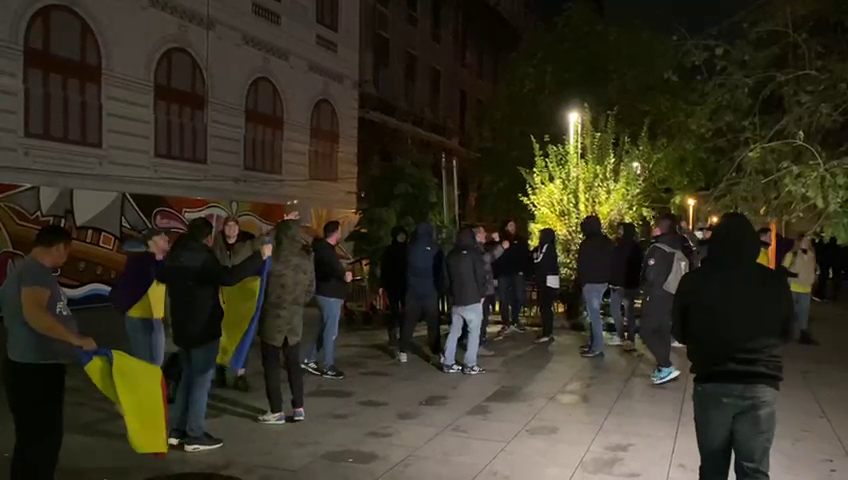 Românii au ieșit în stradă, la patru grade, să se bucure de calificarea naționalei_15