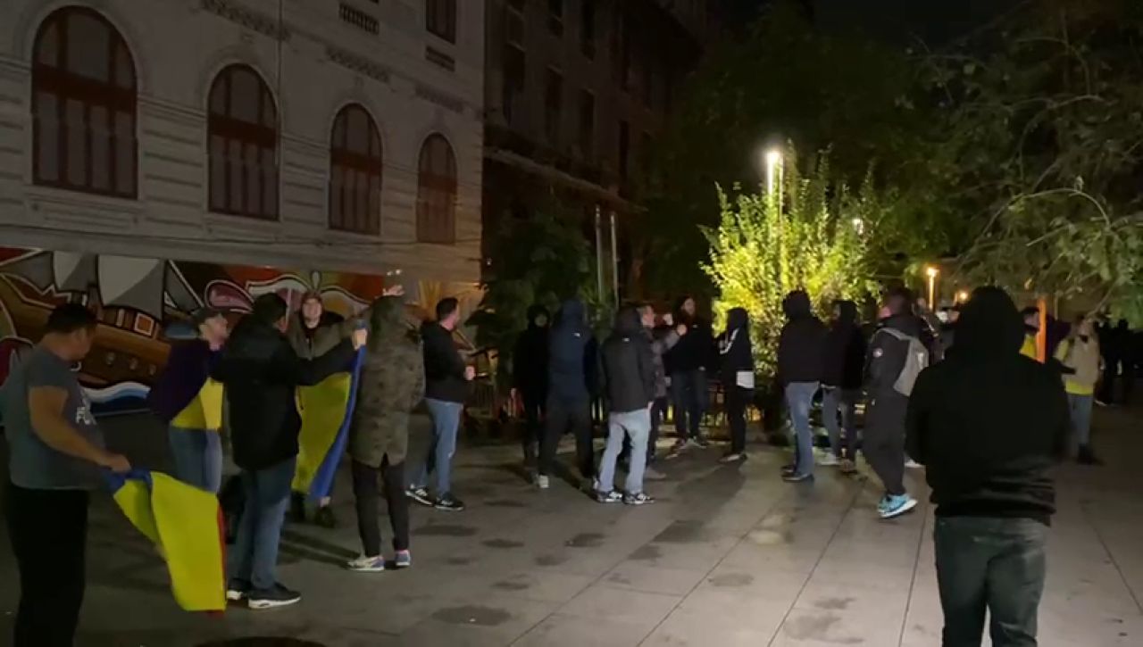 Românii au ieșit în stradă, la patru grade, să se bucure de calificarea naționalei_15