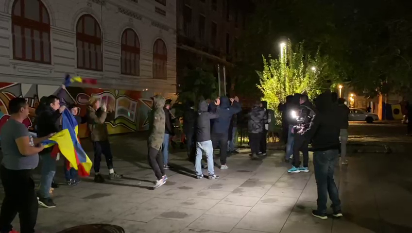 Românii au ieșit în stradă, la patru grade, să se bucure de calificarea naționalei_16