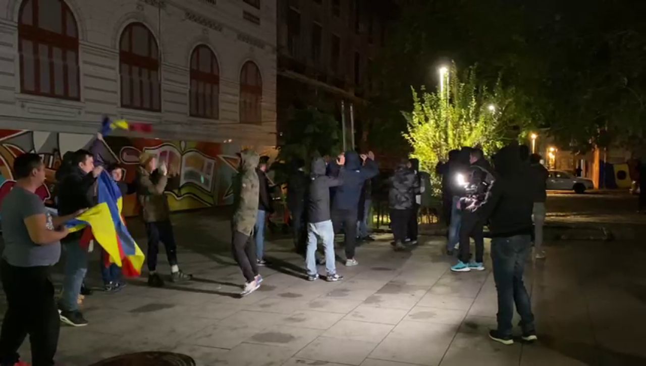 Românii au ieșit în stradă, la patru grade, să se bucure de calificarea naționalei_16