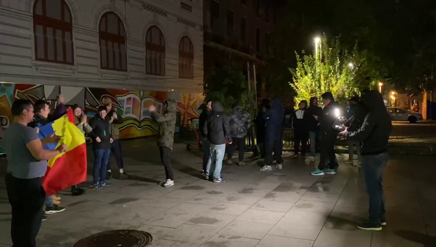Românii au ieșit în stradă, la patru grade, să se bucure de calificarea naționalei_17