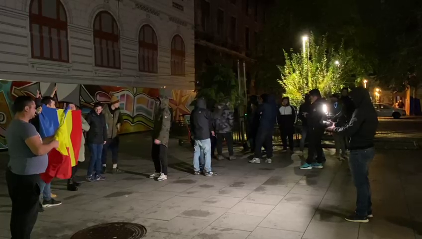 Românii au ieșit în stradă, la patru grade, să se bucure de calificarea naționalei_20