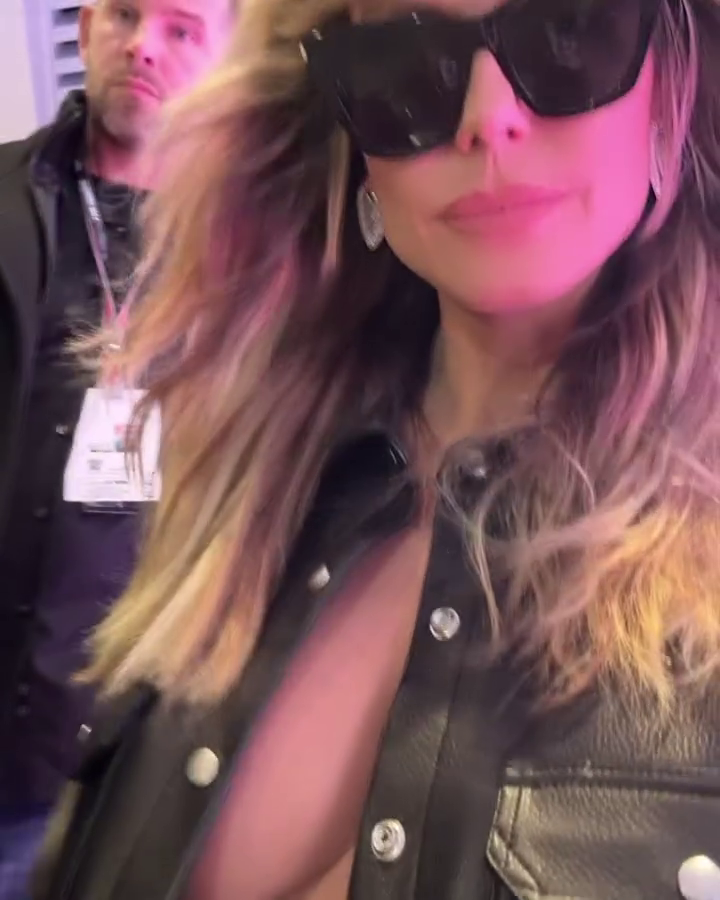 Cum să te concentrezi la cursă?! Super-modelul de 50 de ani și-a lăsat sutienul acasă la MP din Las Vegas + Apariție spectaculoasă a Rihannei _12
