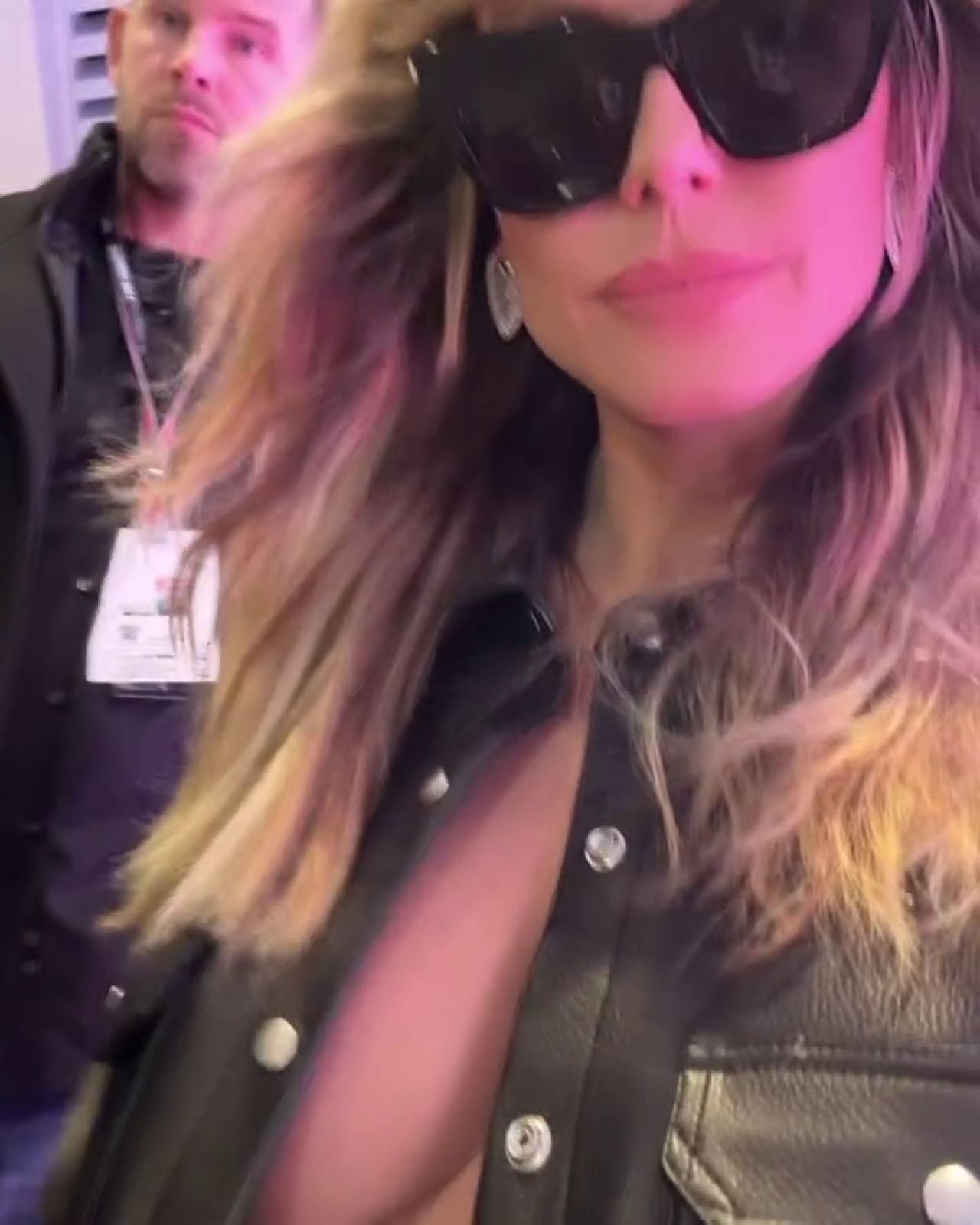 Cum să te concentrezi la cursă?! Super-modelul de 50 de ani și-a lăsat sutienul acasă la MP din Las Vegas + Apariție spectaculoasă a Rihannei _12