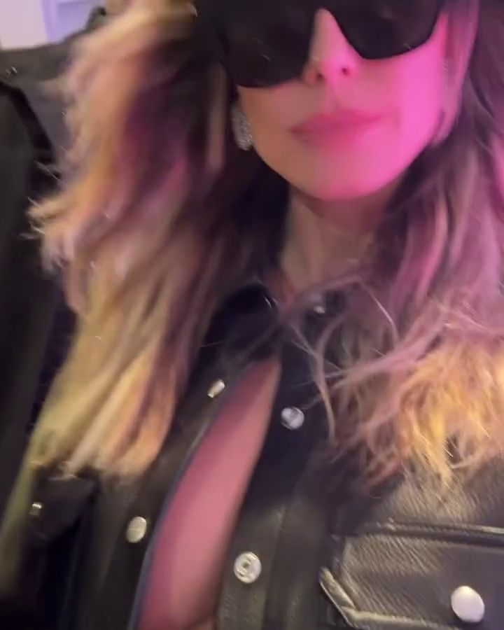 Cum să te concentrezi la cursă?! Super-modelul de 50 de ani și-a lăsat sutienul acasă la MP din Las Vegas + Apariție spectaculoasă a Rihannei _13