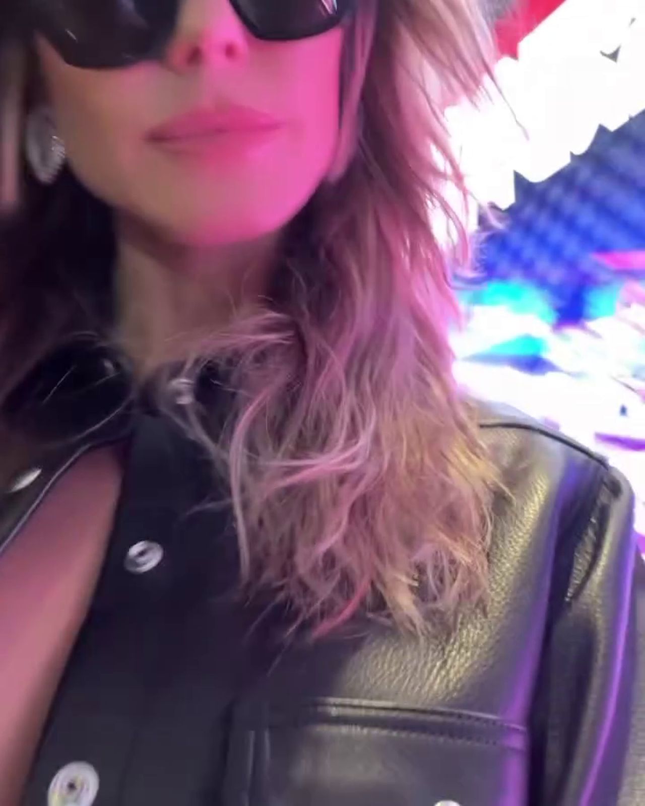 Cum să te concentrezi la cursă?! Super-modelul de 50 de ani și-a lăsat sutienul acasă la MP din Las Vegas + Apariție spectaculoasă a Rihannei _15