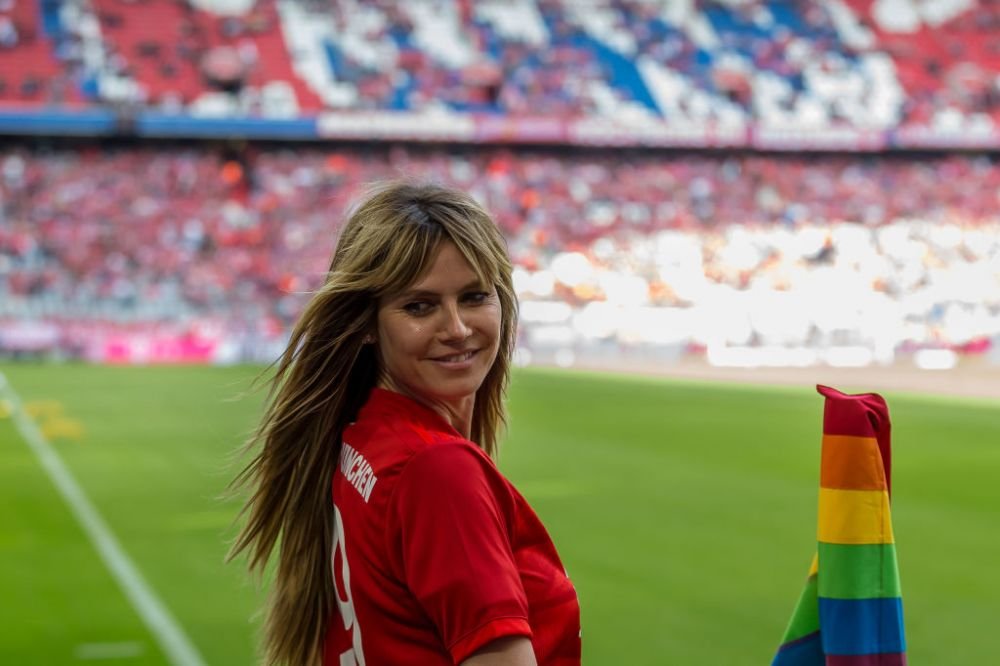 Cum să te concentrezi la cursă?! Super-modelul de 50 de ani și-a lăsat sutienul acasă la MP din Las Vegas + Apariție spectaculoasă a Rihannei _17