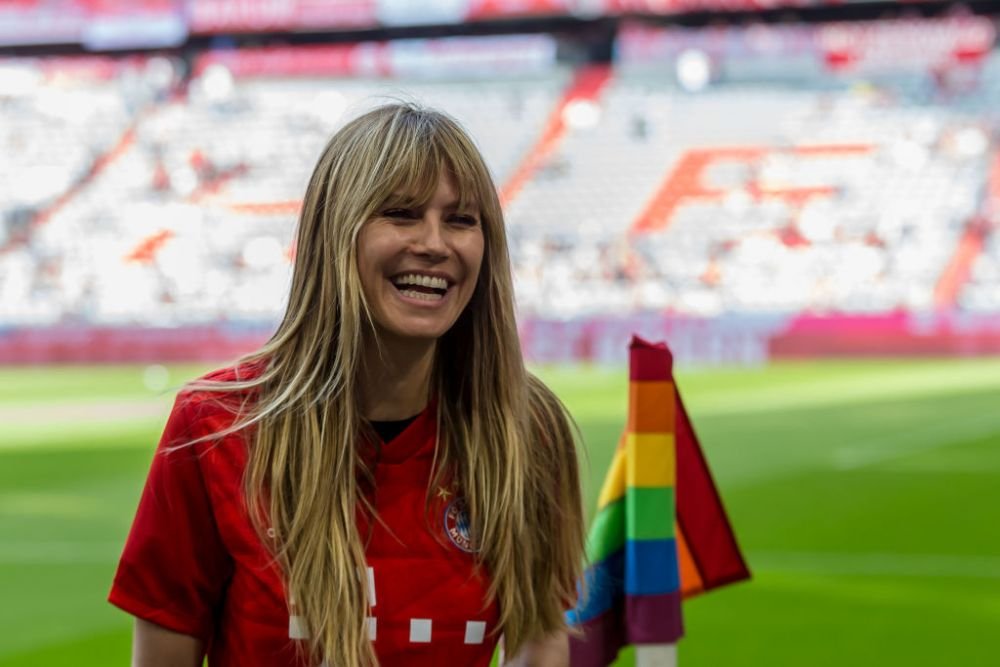 Cum să te concentrezi la cursă?! Super-modelul de 50 de ani și-a lăsat sutienul acasă la MP din Las Vegas + Apariție spectaculoasă a Rihannei _19