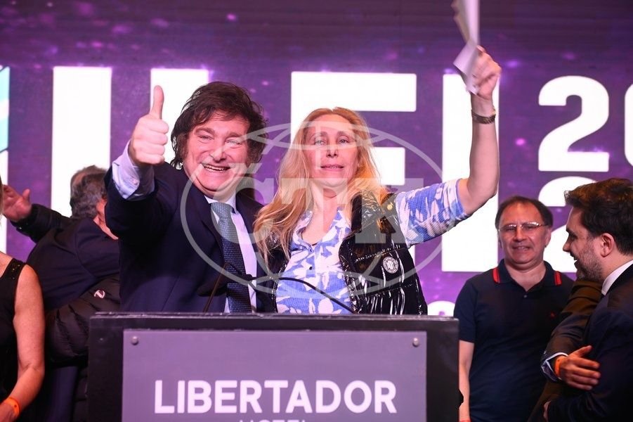 Javier ”El Loco” Milei, fost fotbalist și cântăreț rock, este noul președinte al Argentinei!_9