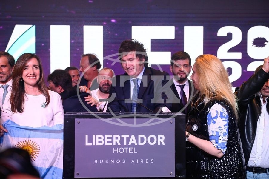 Javier ”El Loco” Milei, fost fotbalist și cântăreț rock, este noul președinte al Argentinei!_10