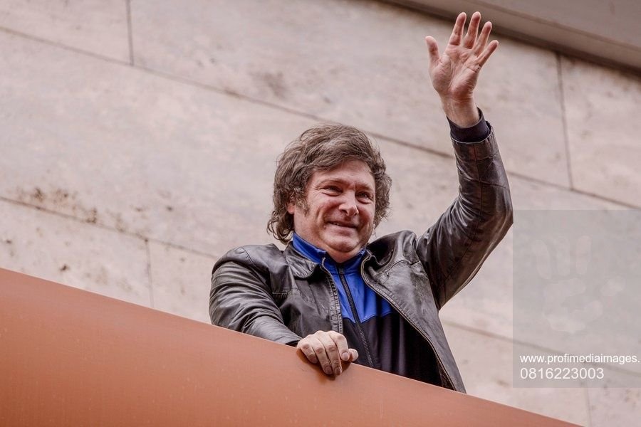 Javier ”El Loco” Milei, fost fotbalist și cântăreț rock, este noul președinte al Argentinei!_11