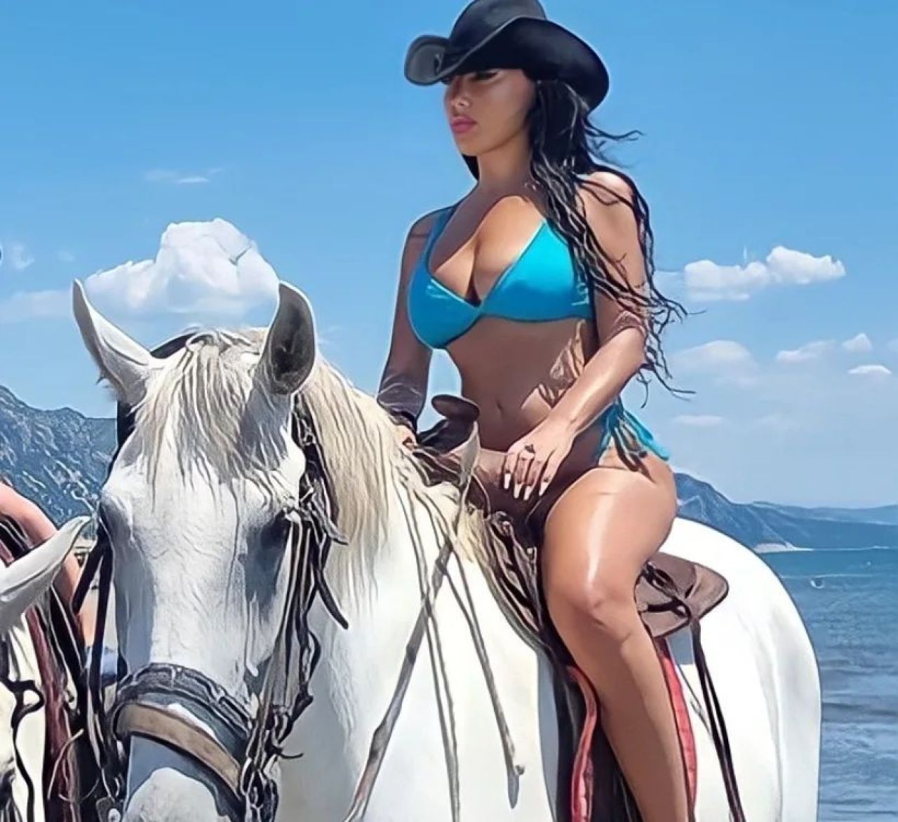 „E mama fotbalului kosovar!” Prezentatoarea sexy lăudată de selecționerul lui Kosovo: „Ea a câștigat meciul ăsta!” _3