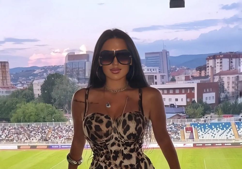„E mama fotbalului kosovar!” Prezentatoarea sexy lăudată de selecționerul lui Kosovo: „Ea a câștigat meciul ăsta!” _1