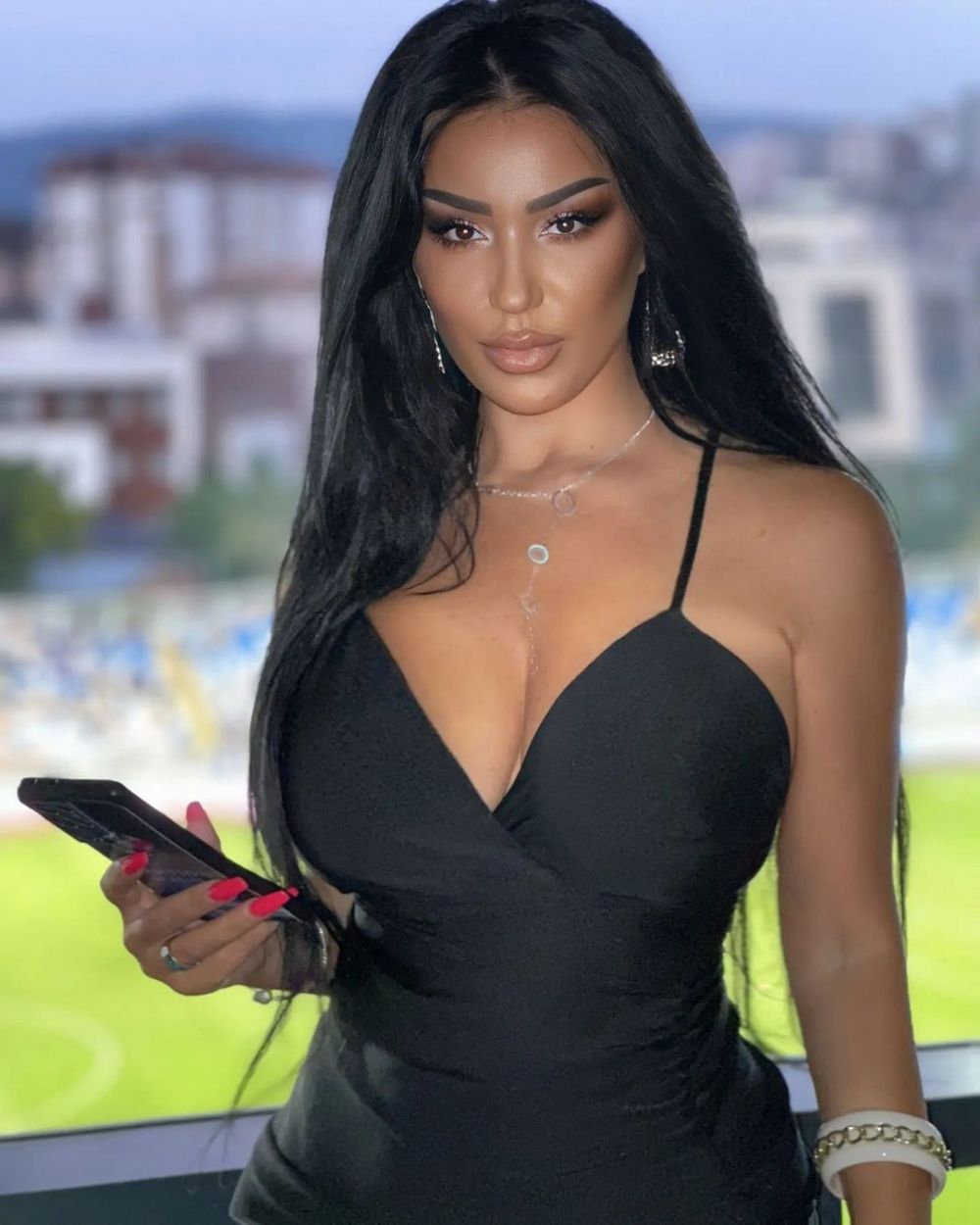 „E mama fotbalului kosovar!” Prezentatoarea sexy lăudată de selecționerul lui Kosovo: „Ea a câștigat meciul ăsta!” _7