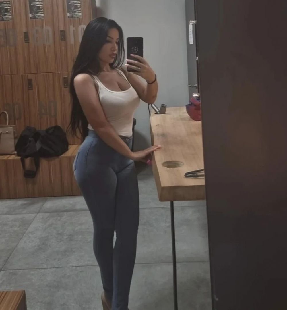 „E mama fotbalului kosovar!” Prezentatoarea sexy lăudată de selecționerul lui Kosovo: „Ea a câștigat meciul ăsta!” _11
