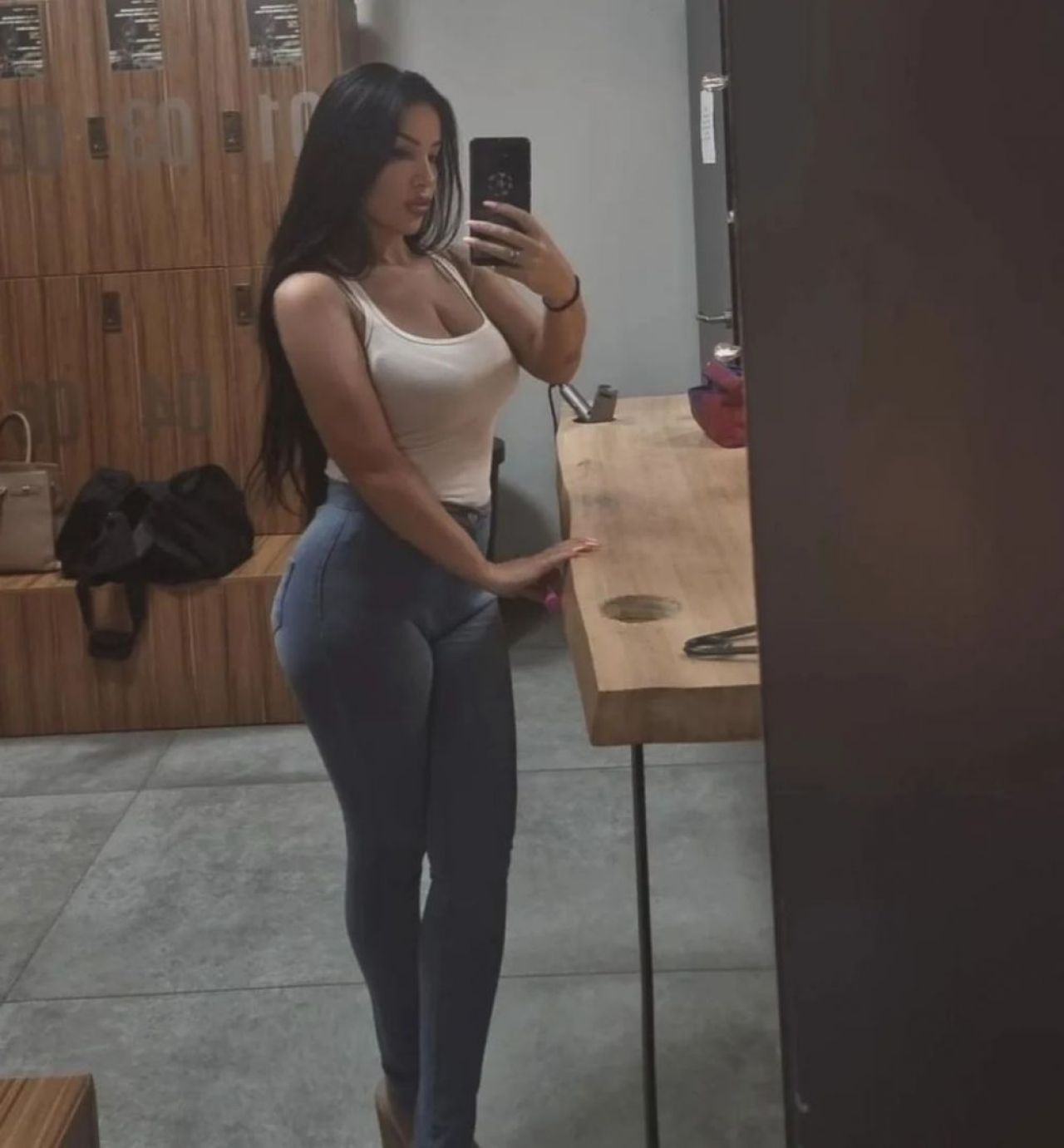 „E mama fotbalului kosovar!” Prezentatoarea sexy lăudată de selecționerul lui Kosovo: „Ea a câștigat meciul ăsta!” _11