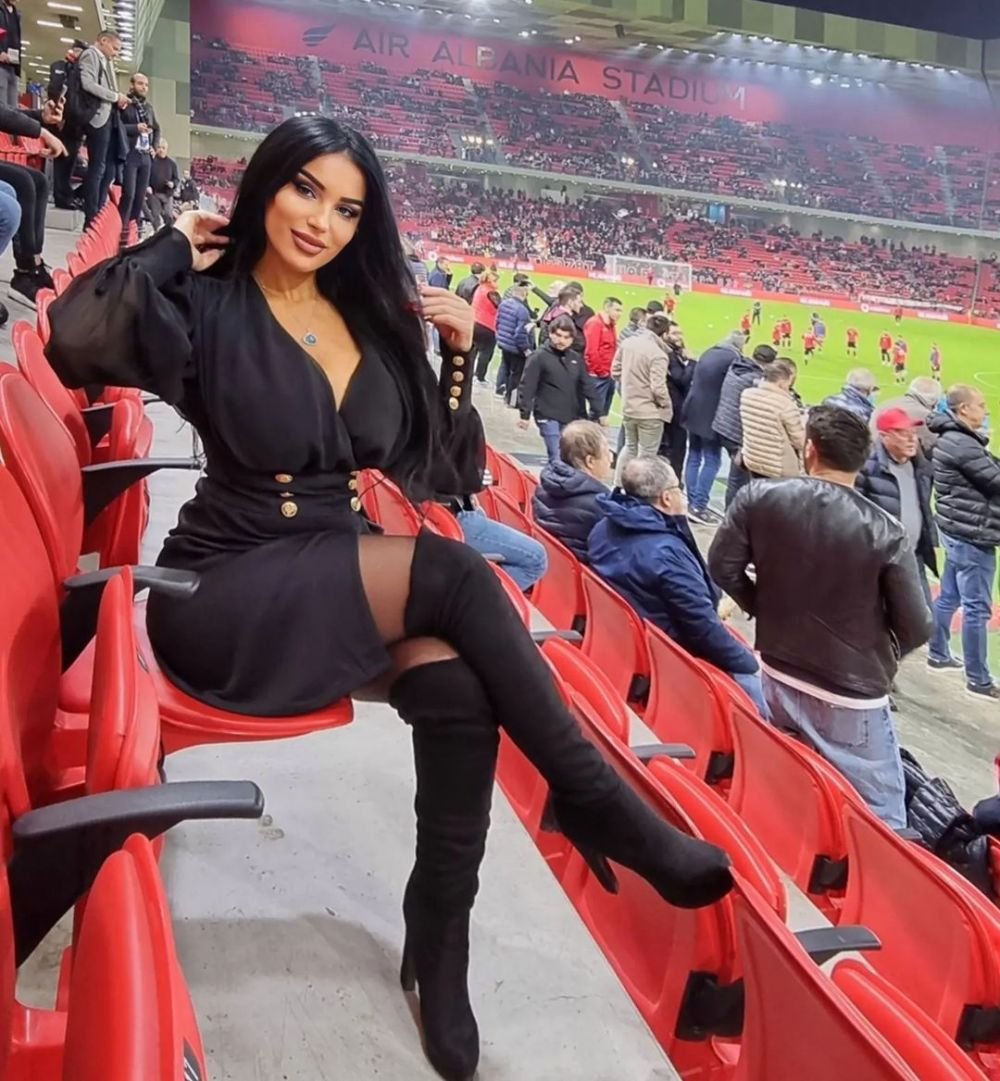 „E mama fotbalului kosovar!” Prezentatoarea sexy lăudată de selecționerul lui Kosovo: „Ea a câștigat meciul ăsta!” _13