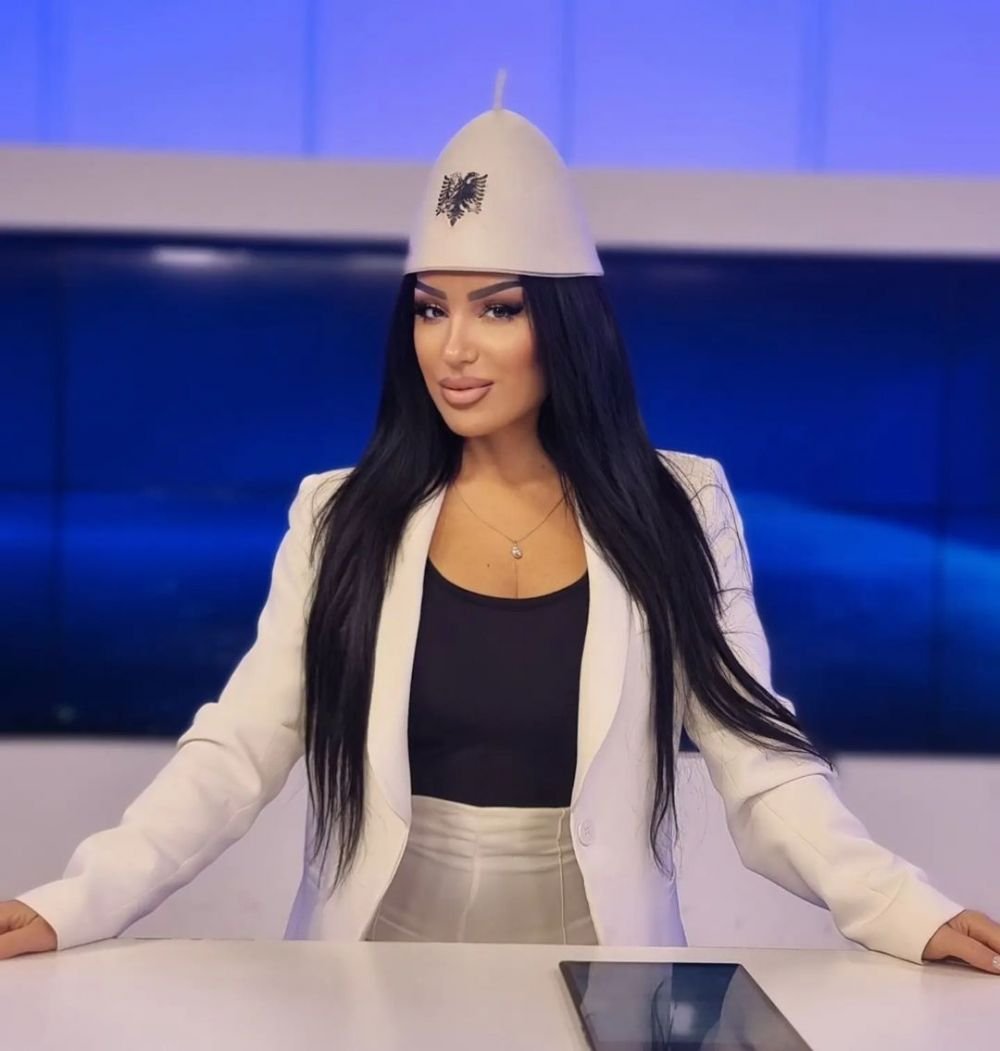 „E mama fotbalului kosovar!” Prezentatoarea sexy lăudată de selecționerul lui Kosovo: „Ea a câștigat meciul ăsta!” _14