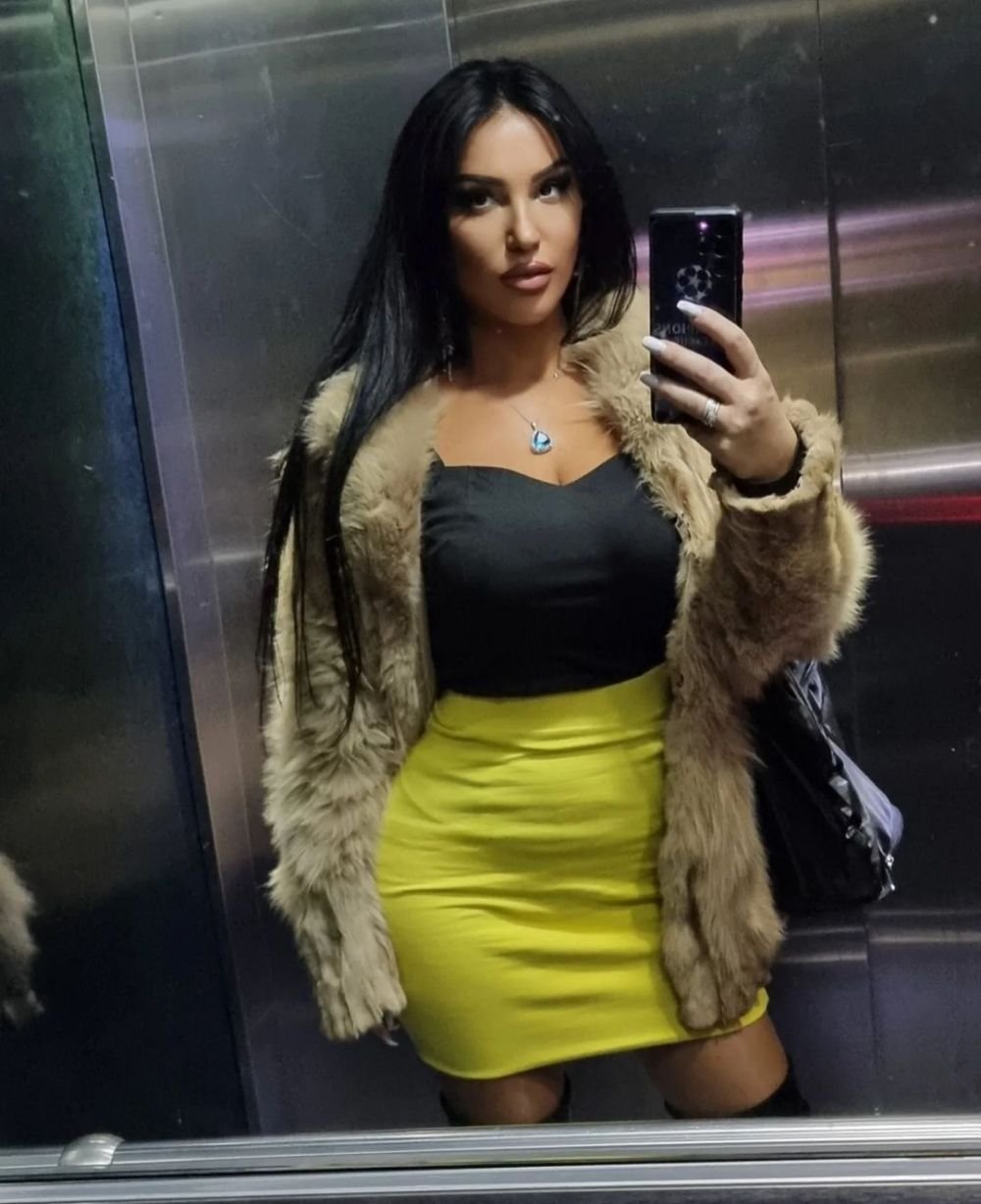 „E mama fotbalului kosovar!” Prezentatoarea sexy lăudată de selecționerul lui Kosovo: „Ea a câștigat meciul ăsta!” _15