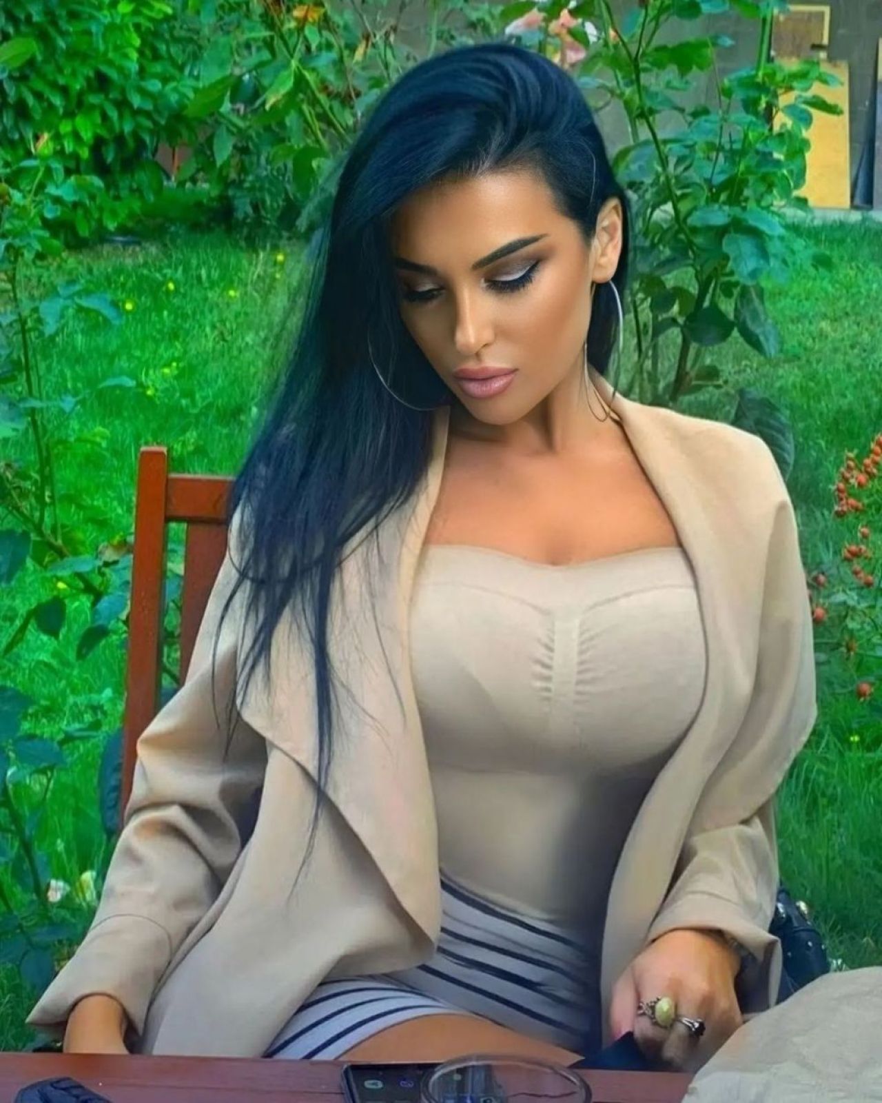 „E mama fotbalului kosovar!” Prezentatoarea sexy lăudată de selecționerul lui Kosovo: „Ea a câștigat meciul ăsta!” _16