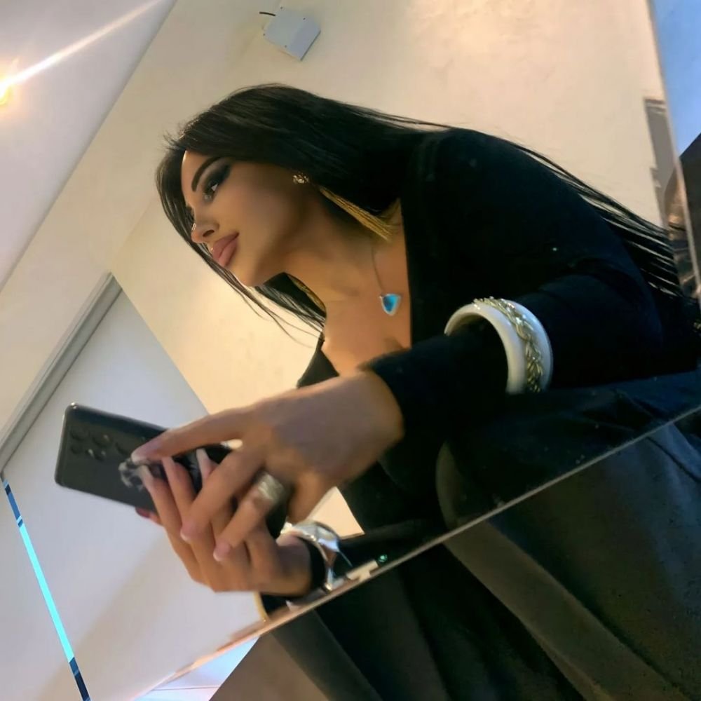 „E mama fotbalului kosovar!” Prezentatoarea sexy lăudată de selecționerul lui Kosovo: „Ea a câștigat meciul ăsta!” _17