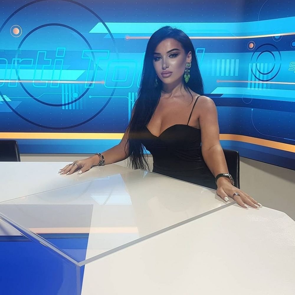 „E mama fotbalului kosovar!” Prezentatoarea sexy lăudată de selecționerul lui Kosovo: „Ea a câștigat meciul ăsta!” _18