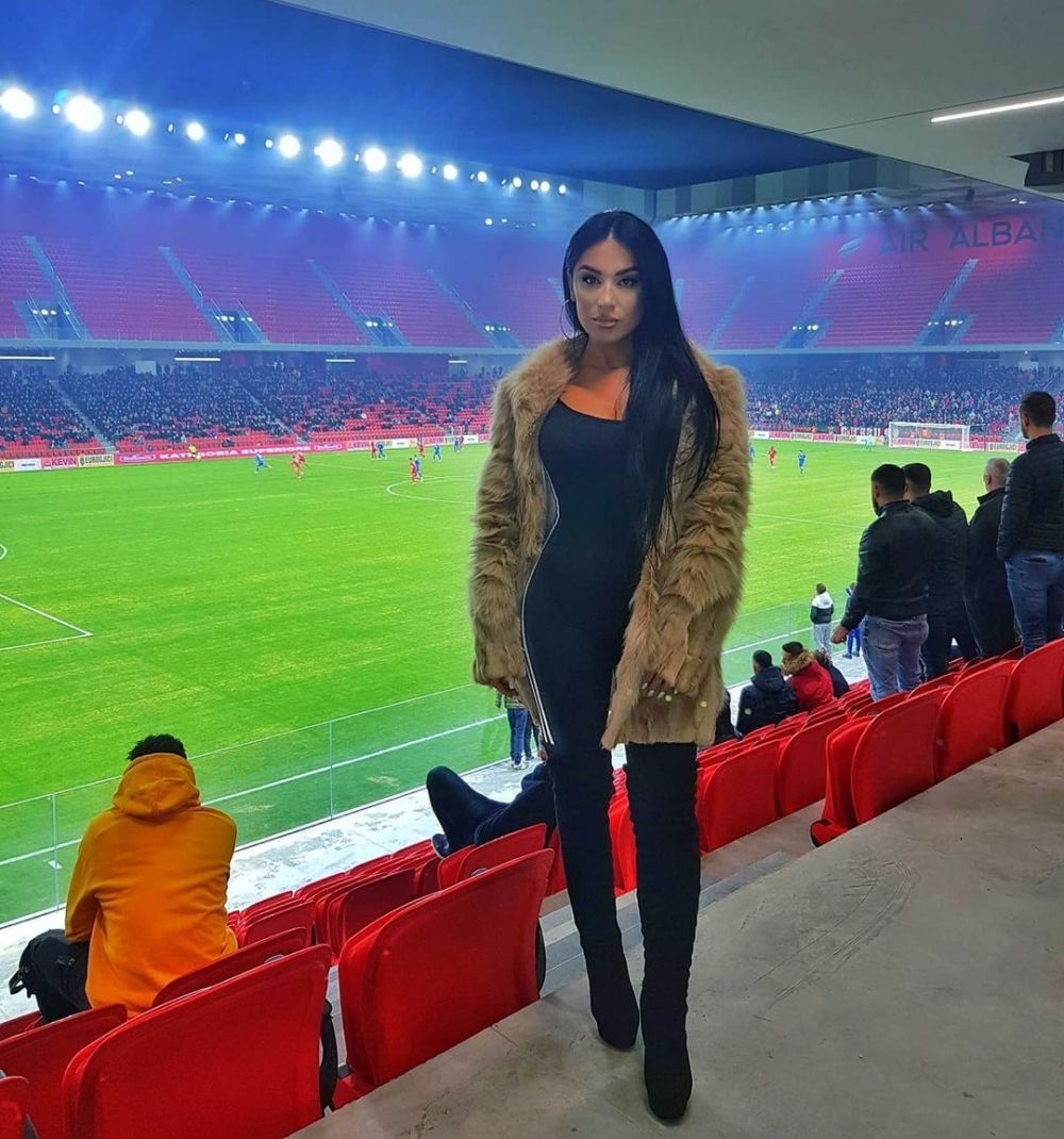 „E mama fotbalului kosovar!” Prezentatoarea sexy lăudată de selecționerul lui Kosovo: „Ea a câștigat meciul ăsta!” _20