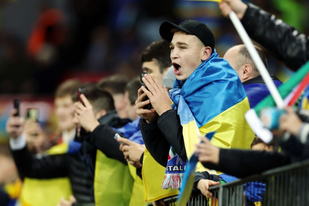 Atmosferă superbă la meciul decisiv! Fanii italieni au aplaudat în timpul intonării imnului Ucrainei: cum au apărut fotbaliștii_2
