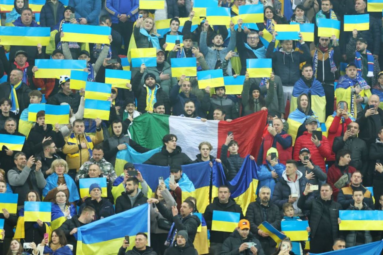 Atmosferă superbă la meciul decisiv! Fanii italieni au aplaudat în timpul intonării imnului Ucrainei: cum au apărut fotbaliștii_1