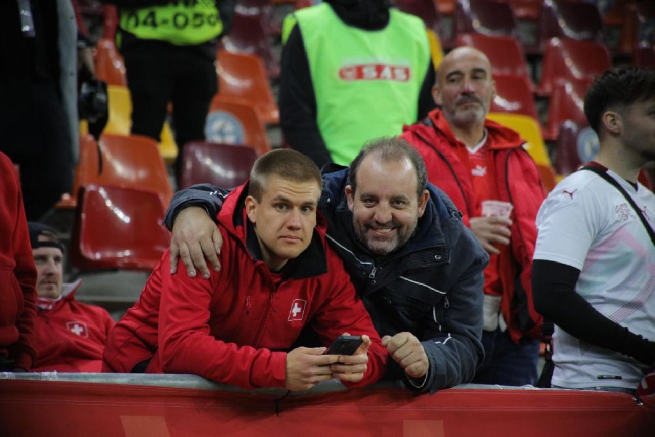 Red House! Fanii Elveției s-au strâns cu mic, cu mare pe Arena Națională_6