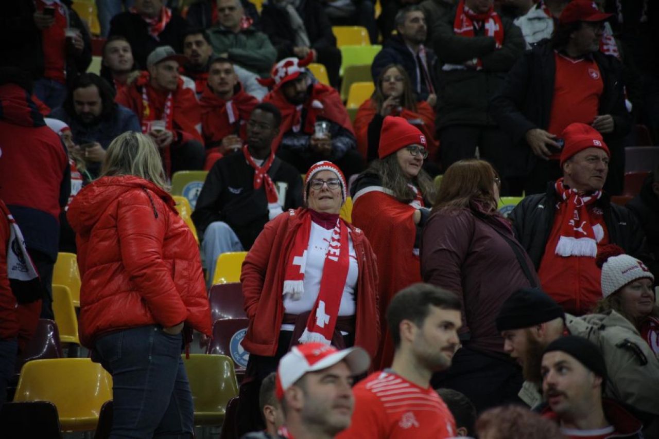 Red House! Fanii Elveției s-au strâns cu mic, cu mare pe Arena Națională_1