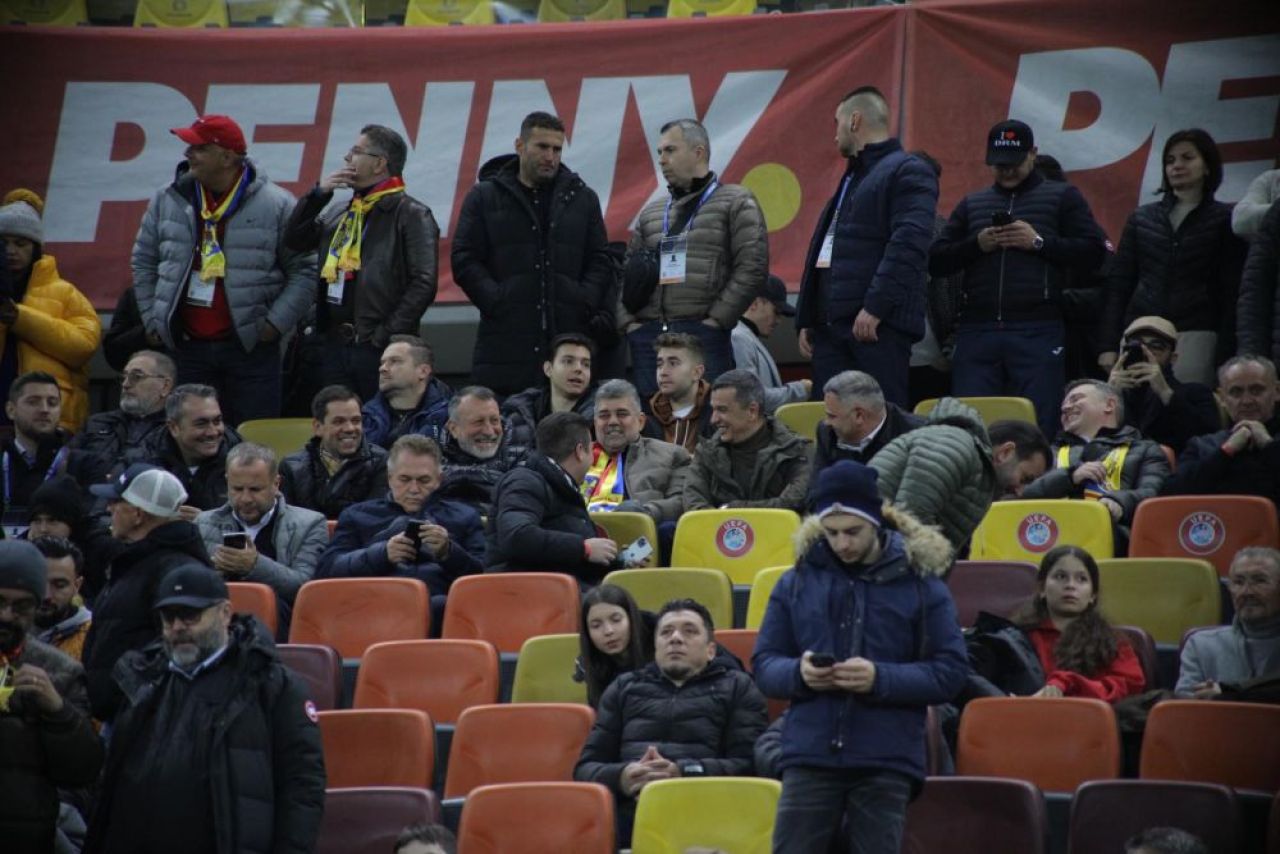 VIP! Marcel Ciolacu și-a strâns la gât fularul României și a venit pe Arena Națională_2